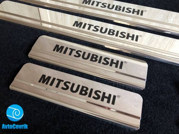 Накладки на пороги Mitsubishi Outlander 3 (Митсубиси Оутлендер 3) надпись краска со ступенькой